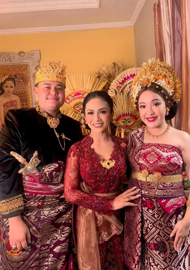 Kakak laki-laki Sarah Menzel, Kevin Menzel baru saja resmi menikah. Pernikahan digelar di Bali dengan nuansa adat yang kental. Foto: Instagram/@krisdayantilemos