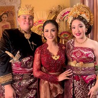 Kakak laki-laki Sarah Menzel, Kevin Menzel baru saja resmi menikah. Pernikahan digelar di Bali dengan nuansa adat yang kental. Foto: Instagram/@krisdayantilemos