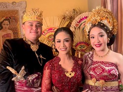 Gaya Krisdayanti & Keluarga Kondangan Kakak Sarah Menzel, Berbusana Adat Bali