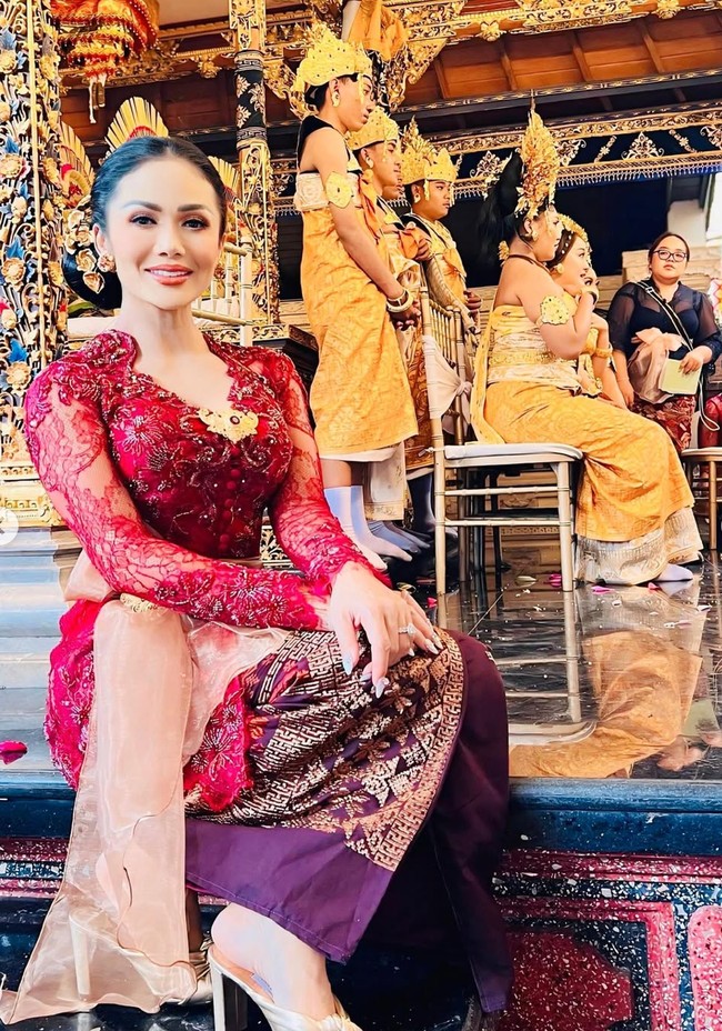 Calon mertua Sarah, Krisdayanti, terlihat turut hadir. Ia mengenakan kebaya adat Bali berwarna merah marun yang senada dengan seragam anggota keluarga. Foto: Instagram/@krisdayantilemos