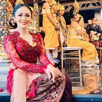Calon mertua Sarah, Krisdayanti, terlihat turut hadir. Ia mengenakan kebaya adat Bali berwarna merah marun yang senada dengan seragam anggota keluarga. Foto: Instagram/@krisdayantilemos