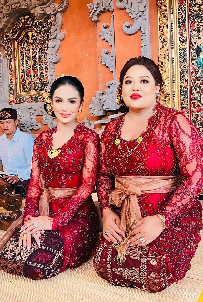 Krisdayanti pun sempaat memamerkan posenya bersama ibunda Sarah, Luhde Menzel. Terlihat keduanya kompak berkebaya brukat merah marun. Foto: Instagram/@krisdayantilemos