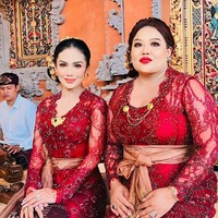 Krisdayanti pun sempaat memamerkan posenya bersama ibunda Sarah, Luhde Menzel. Terlihat keduanya kompak berkebaya brukat merah marun. Foto: Instagram/@krisdayantilemos