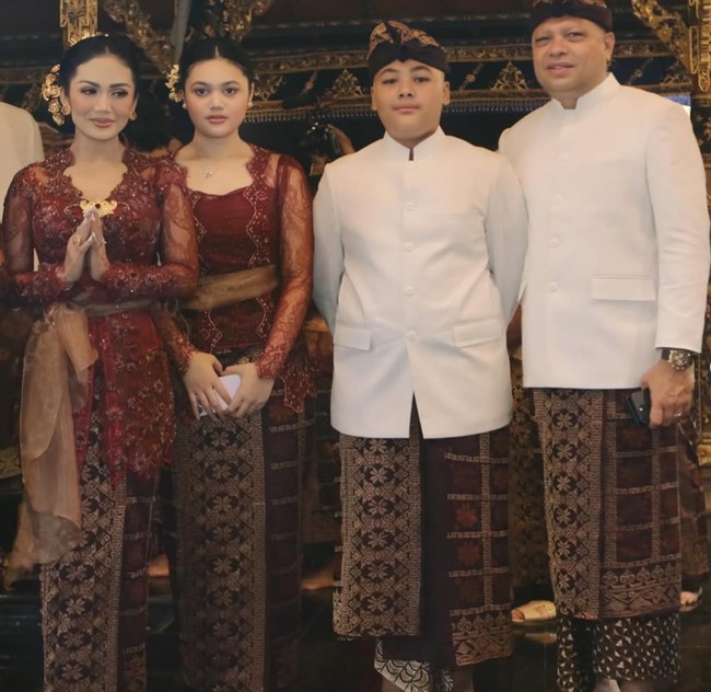 Tak hadir sendiri, Krisdayanti juga mengajak suami, Raul Lemos, dan kedua anak mereka, Amora dan Kellen. Suami dan anak-anaknya itu juga tampak kompak kenakan busana adat Bali. Foto: Instagram/@krisdayantilemos