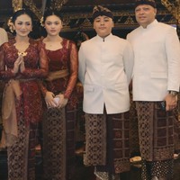 Tak hadir sendiri, Krisdayanti juga mengajak suami, Raul Lemos, dan kedua anak mereka, Amora dan Kellen. Suami dan anak-anaknya itu juga tampak kompak kenakan busana adat Bali. Foto: Instagram/@krisdayantilemos