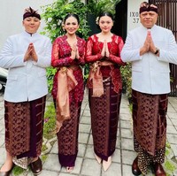 Senada dengan sang mama, Amora mengenakan kebaya Bali berbahan brukat yang dipadukan dengan ikat pinggang berwarna coklat keemasan. Sementara ayah dan adik Amora tampil dengan baju adat atasan berwarna putih dipadukan bawahan kain coklat keunguan bermotif, lengkap dengan ikat kepala atau udeng. Foto: Instagram/@krisdayantilemos