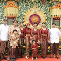 Aurel dan Azriel Hermansyah juga turut hadir dan berpose bersama. Aurel tampil seragaman dengan kebaya Bali merah, sementara Azriel mengenakan busana seragam dengan adiknya, berupa atasan kemeja lengan pendek coklat muda dipadukan kain coklat keunguan, lengkap dengan udeng di kepala. Foto: Instagram/@krisdayantilemos