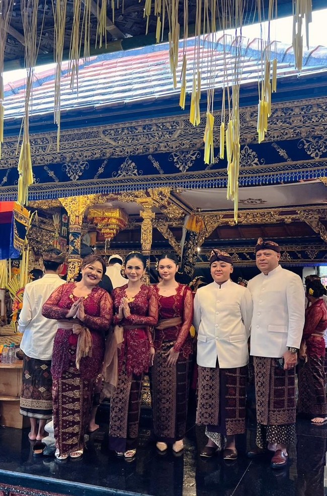 Dalam fotonya juga terlihat kedekatan antara Krisdayanti dan keluarga dengan calon besan. Foto: Instagram/@krisdayantilemos