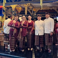 Dalam fotonya juga terlihat kedekatan antara Krisdayanti dan keluarga dengan calon besan. Foto: Instagram/@krisdayantilemos