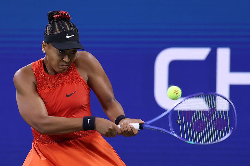 Labubu Naomi Osaka di US Open 2025 NEW YORK, NEW YORK - AUGUST 26: Naomi Osaka of Japan returns against Greet Minnen of Belgium during their Women's Singles First Round match on Day Three of the 2025 US Open at USTA Billie Jean King National Tennis Center on August 26, 2025 in the Flushing neighborhood of the Queens borough of New York City. (Photo by Al Bello/Getty Images)