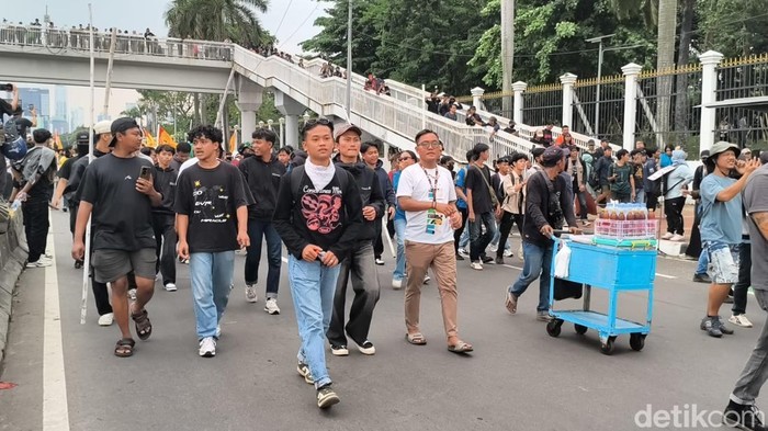 Massa berbeda kini datangi DPR. (Kurniawan/detikcom)