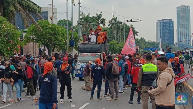 Massa buruh dari berbagai serikat pekerja mulai meninggalkan Gedung DPR/MPR RI, Jakarta, Kamis (28/8/2025). (CNBC Indonesia/Chandra Dwi Pranata)