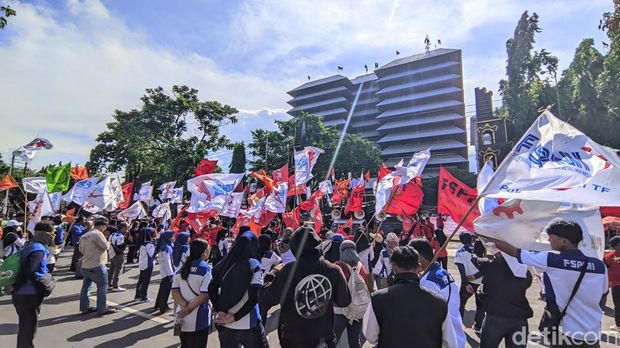 Massa buruh demo di Kantor Gubernur Jateng, Kamis (28/8/2025).