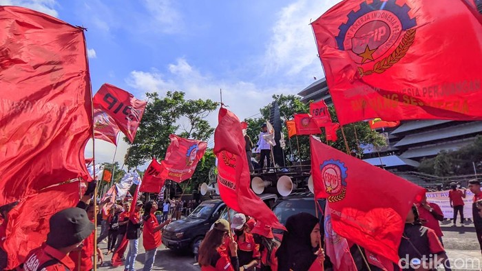 Massa buruh demo di Kantor Gubernur Jateng, Kamis (28/8/2025).
