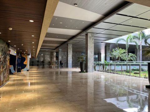 Massa buruh menggelar aksi demonstrasi di sekitar kompleks DPR, Jakarta, Kamis (28/8/2025). Suasana kompleks parlemen sepi dari aktivitas anggota DPR hingga pegawai parlemen.