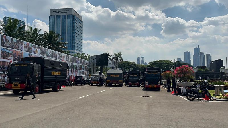 Massa buruh menggelar aksi demonstrasi di sekitar kompleks DPR, Jakarta, Kamis (28/8/2025). Suasana kompleks parlemen sepi dari aktivitas anggota DPR hingga pegawai parlemen.