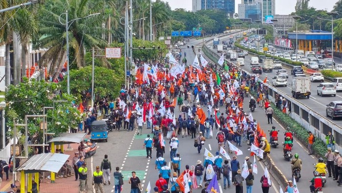 Massa buruh mulai berdatangan per pukul 10.15 WIB, Kamis (28/8/2025), sementara lalin depan DPR masih dibuka.
