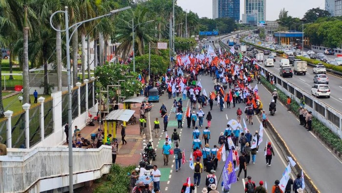 Massa buruh mulai berdatangan per pukul 10.15 WIB, Kamis (28/8/2025), sementara lalin depan DPR masih dibuka.