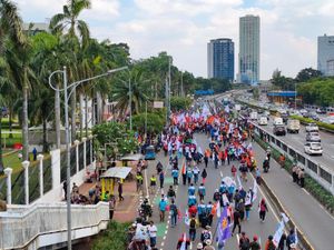 Massa Buruh Mulai Berdatangan, Lalin di Depan DPR Masih Dibuka