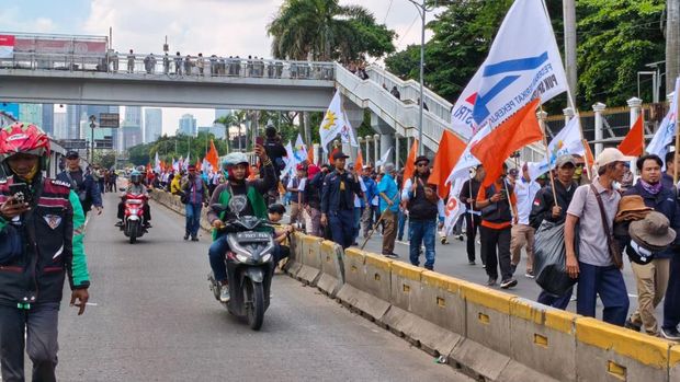 Massa buruh mulai berdatangan per pukul 10.15 WIB, Kamis (28/8/2025), sementara lalin depan DPR masih dibuka.