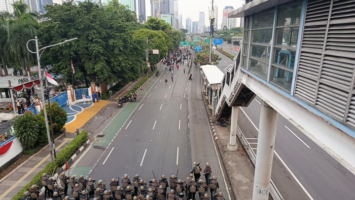 Massa demo bergerak ke Jalan Gatsu arah Cawang