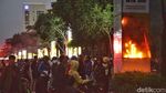 Bakar Spanduk! Massa Demo Sempat Kuasai Jalan Asia-Afrika Senayan
