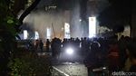 Bakar Spanduk! Massa Demo Sempat Kuasai Jalan Asia-Afrika Senayan