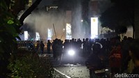 Polisi perlahan memukul mundur massa yang terpecag ke arah Permata Hijau dan Hang Lekir.