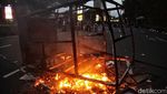 Bakar Spanduk! Massa Demo Sempat Kuasai Jalan Asia-Afrika Senayan