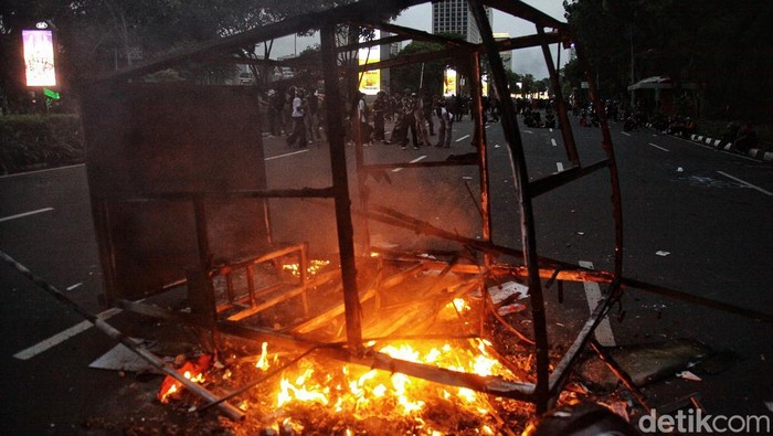 Massa Demo Sempat Kuasai Jalan Asia-Afrika Senayan, Bakar Spanduk Massa pengunjukrasa sempat menguasai jalan Asia-Afrika, Senayan, Jakarta, Kamis (28/8/2025) dalam aksi menentang kenaikan tunjangan DPR. Massa sempat membakar beberapa papan baliho dan merusak CCTV. Polisi perlahan memukul mundur massa yang terpecag ke arah Permata Hijau dan HΓ€ng Lekir. Pukul 18.30 WiB, jalan Asia-Afrika sudah dikuasai dan pengendara mulai melintas.