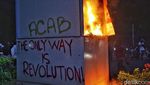 Bakar Spanduk! Massa Demo Sempat Kuasai Jalan Asia-Afrika Senayan