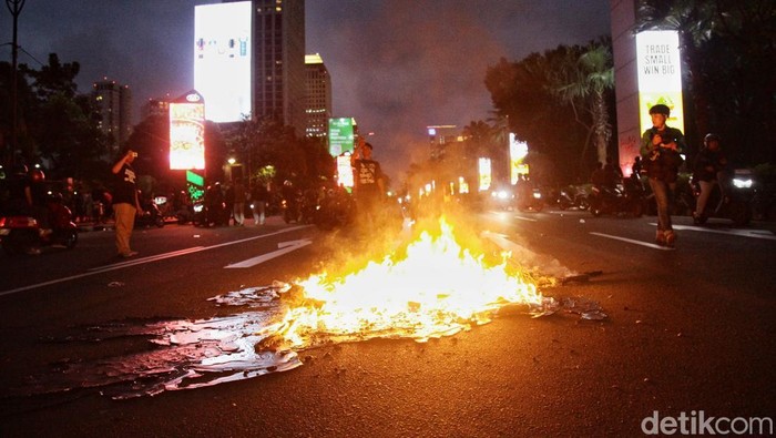 Massa Demo Sempat Kuasai Jalan Asia-Afrika Senayan, Bakar Spanduk Massa pengunjukrasa sempat menguasai jalan Asia-Afrika, Senayan, Jakarta, Kamis (28/8/2025) dalam aksi menentang kenaikan tunjangan DPR. Massa sempat membakar beberapa papan baliho dan merusak CCTV. Polisi perlahan memukul mundur massa yang terpecag ke arah Permata Hijau dan HΓ€ng Lekir. Pukul 18.30 WiB, jalan Asia-Afrika sudah dikuasai dan pengendara mulai melintas.