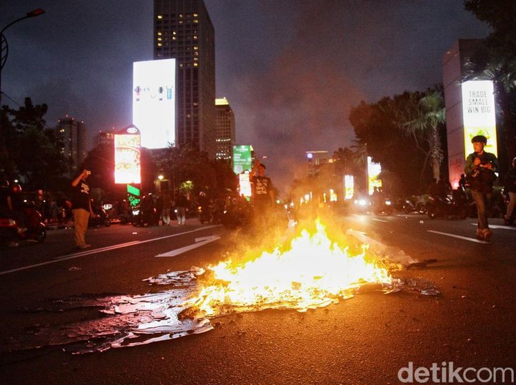 Bakar Spanduk! Massa Demo Sempat Kuasai Jalan Asia-Afrika Senayan