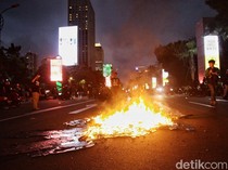 Bakar Spanduk! Massa Demo Sempat Kuasai Jalan Asia-Afrika Senayan