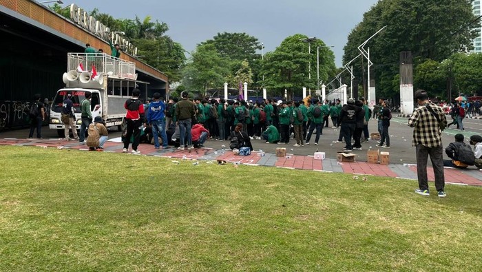 Massa mahasiswa menggelar aksi demonstrasi di Gerbang Pancasila pintu belakang kompleks DPR, Jakarta, Kamis (28/8/2025). Mereka menuntut terkait kinerja dan gaji anggota DPR.