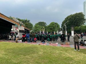 Massa Mahasiswa Ikut Demo di Gerbang Belakang DPR