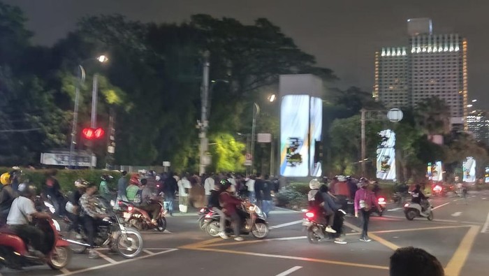 Massa mulai dipukul mundur ke arah Senayan
