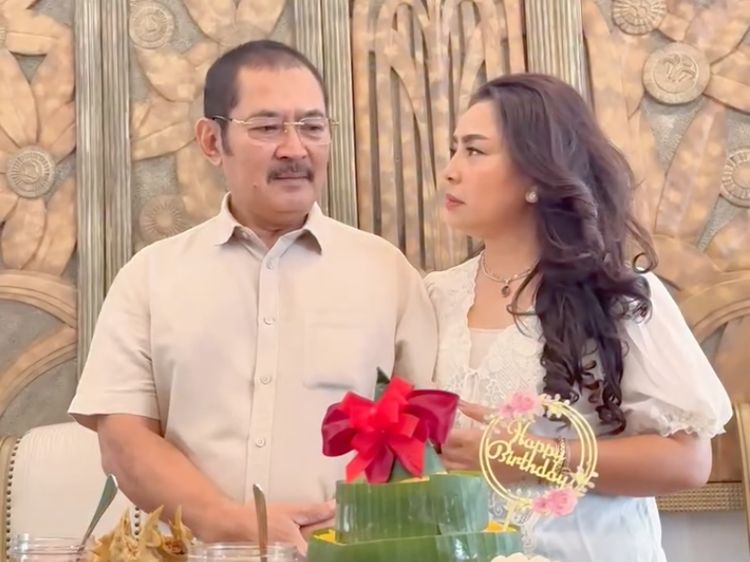6 Foto Mayangsari Ultah ke-54, Tumpengan di Rumah Didampingi Bambang Tri