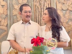 6 Foto Mayangsari Ultah ke-54, Tumpengan di Rumah Didampingi Bambang Tri