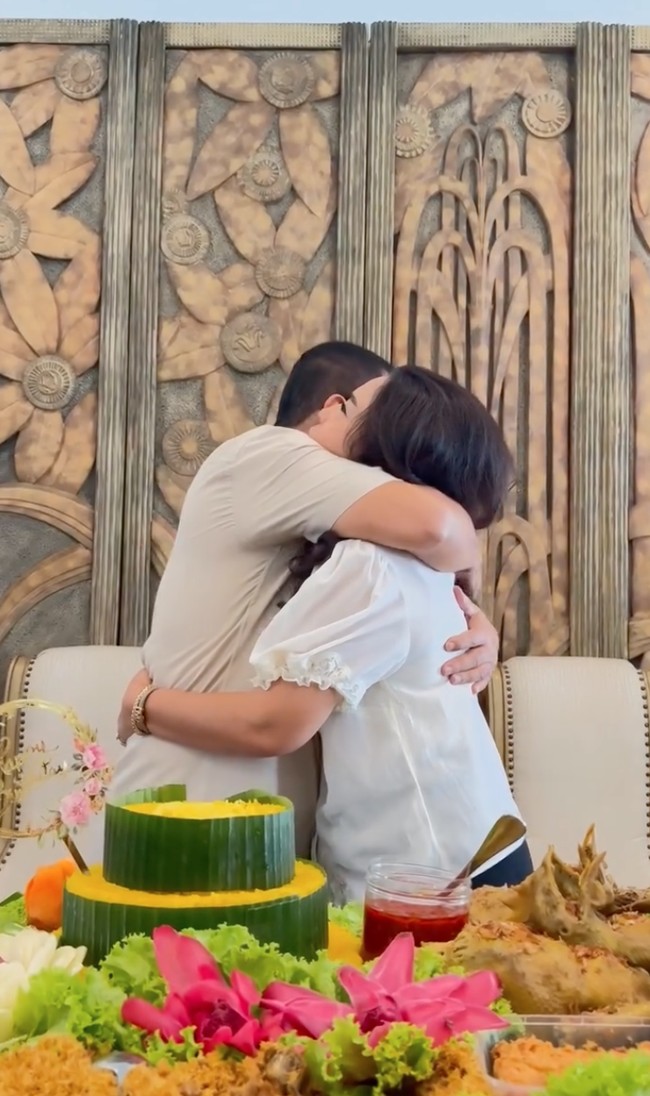 Setelah mendapat potongan tumpeng, Bambang langsung memeluk sang istri. Pasangan yang menikah siri pada tahun 2000 dan diresmikan secara negara pada 2011 itu terlihat mesra. Foto: Instagram/@mayangsari_official