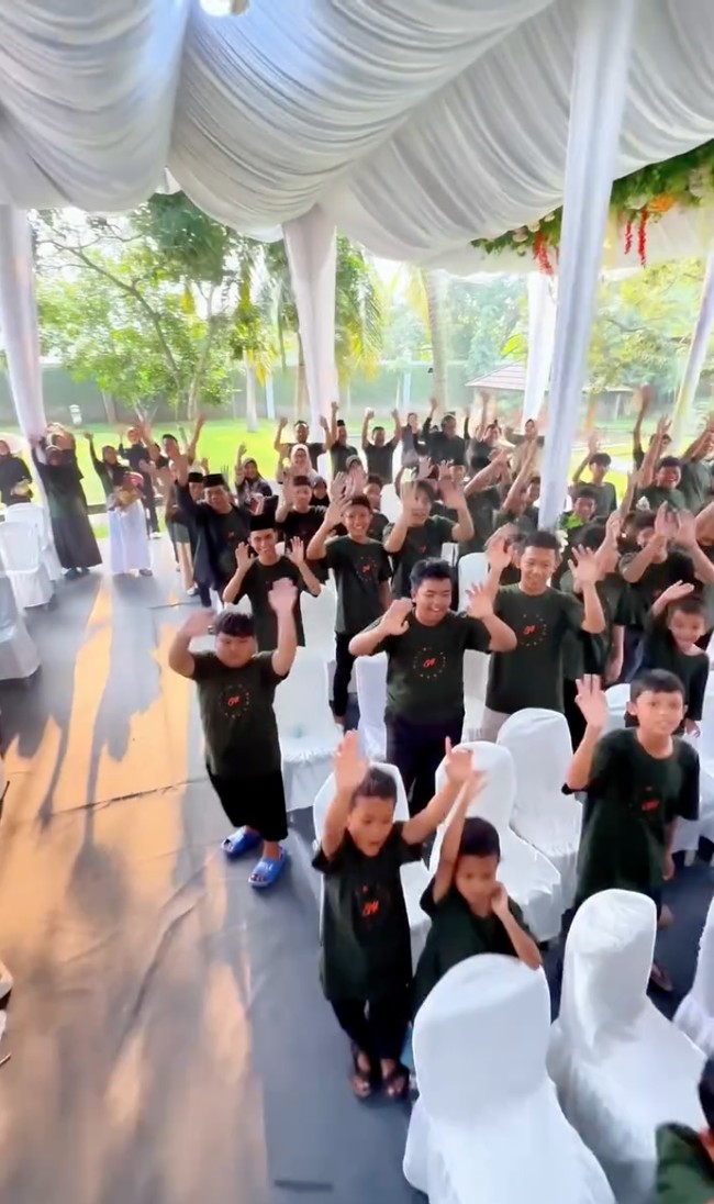 Di acara syukuran kedua, Mayang mengundang para anak yatim untuk merayakan bersama. Terlihat halaman luar rumah Mayang yang sudah didekorasi dengan tenda dipenuhi oleh para anak yatim yang hadir. Foto: Instagram/@mayangsari_official