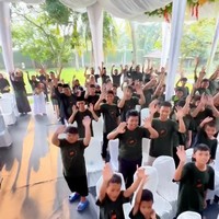 Di acara syukuran kedua, Mayang mengundang para anak yatim untuk merayakan bersama. Terlihat halaman luar rumah Mayang yang sudah didekorasi dengan tenda dipenuhi oleh para anak yatim yang hadir. Foto: Instagram/@mayangsari_official