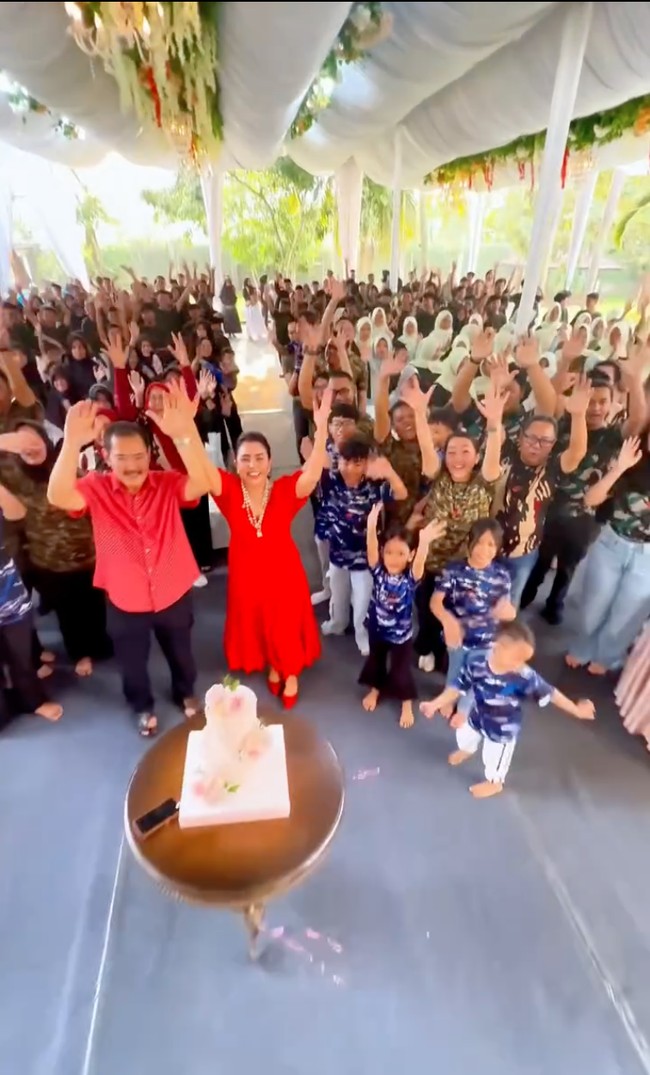 Berbeda dengan syukuran pertama bersama keluarga, di syukuran kedua, Bambang dan Mayang kompak kenakan busana berwarna merah. Terlihat keduanya yang begitu bahagia dan menikmati jalannya acara. Foto: Instagram/@mayangsari_official