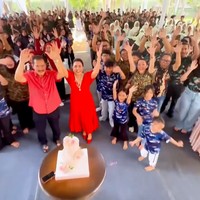 Berbeda dengan syukuran pertama bersama keluarga, di syukuran kedua, Bambang dan Mayang kompak kenakan busana berwarna merah. Terlihat keduanya yang begitu bahagia dan menikmati jalannya acara. Foto: Instagram/@mayangsari_official