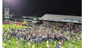 Fans Grimsby langsung memenuhi lapangan usai melibas MU. Malam yang tidak akan pernah mereka lupakan, tulis akun ini. Foto: X.com