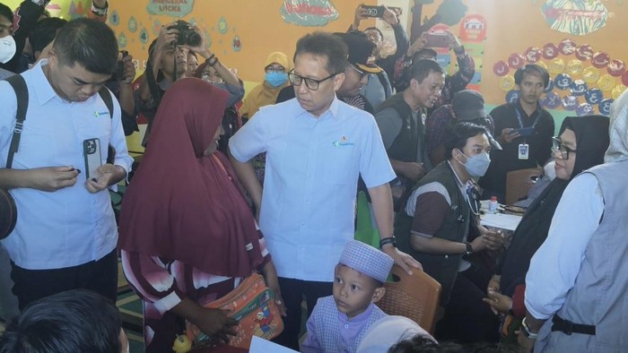 Menkes Budi Gunadi Sadikin saat meninjau pelaksanaan vaksinasi campak di Sumenep.