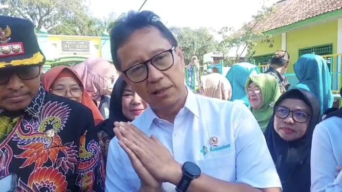Menkes Budi Gunadi Sadikin saat meninjau vaksinasi campak di Sumenep.