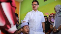 Kunjungan tersebut untuk memantau secara langsung pelaksanaan imunisasi massal atau Outbreak Response Immunization (ORI) untuk mempercepat penanganan Kejadian Luar Biasa (KLB) campak di Sumenep. ANTARA FOTO/Rizal Hanafi