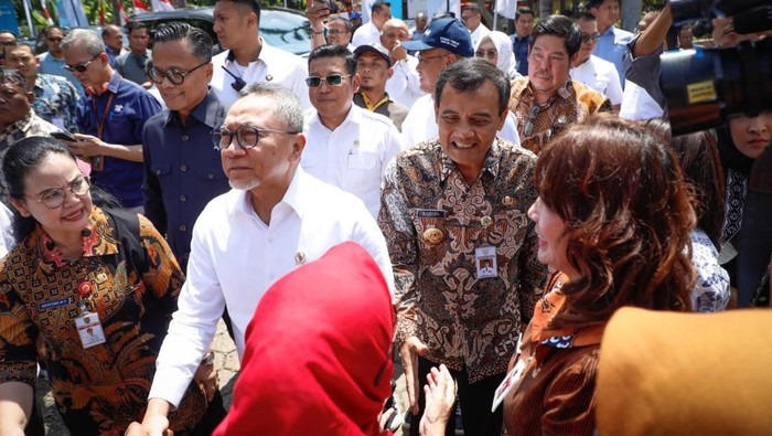 Menko Bidang Pangan Zulhas dan Gubernur Jateng Ahmad Luthfi saat meninjau Kopkel Merah Putih Gedawang di Kecamatan Banyumanik, Kota Semarang.