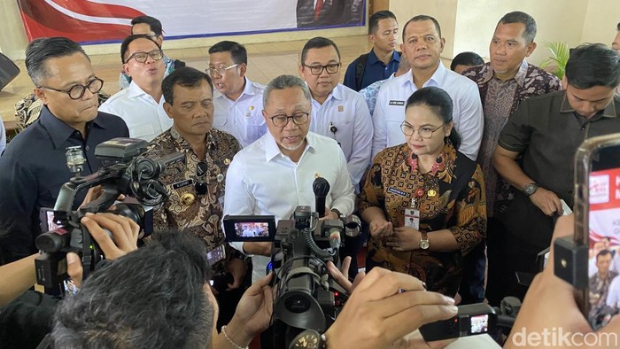 Menteri Koordinator Bidang Pangan Zulkifli Hasan (Zulhas) meninjau Koperasi Desa (Kopdes) di Kelurahan Gedawang, Kota Semarang, Kamis (28/8/2025).
